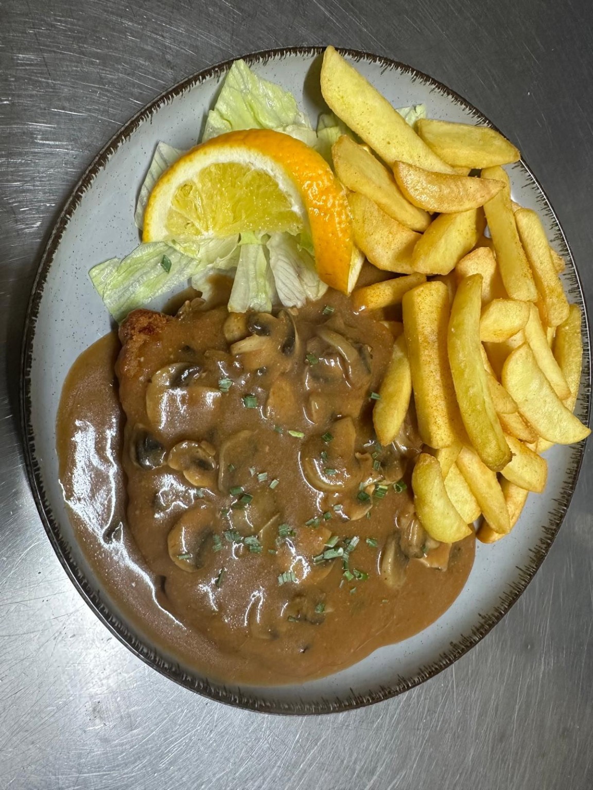 Schnitzel mit Pilzsoße und Kartoffelbeilage