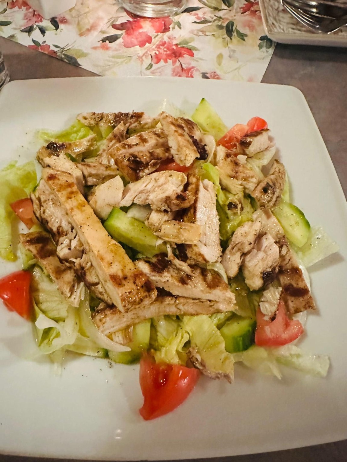 Salat mit gegrilltem Hähnchen