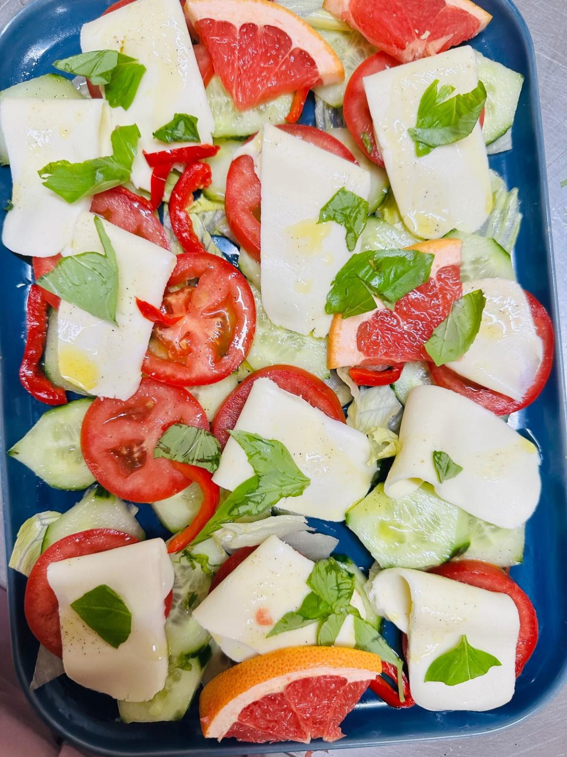 Frischer Salat mit Käse