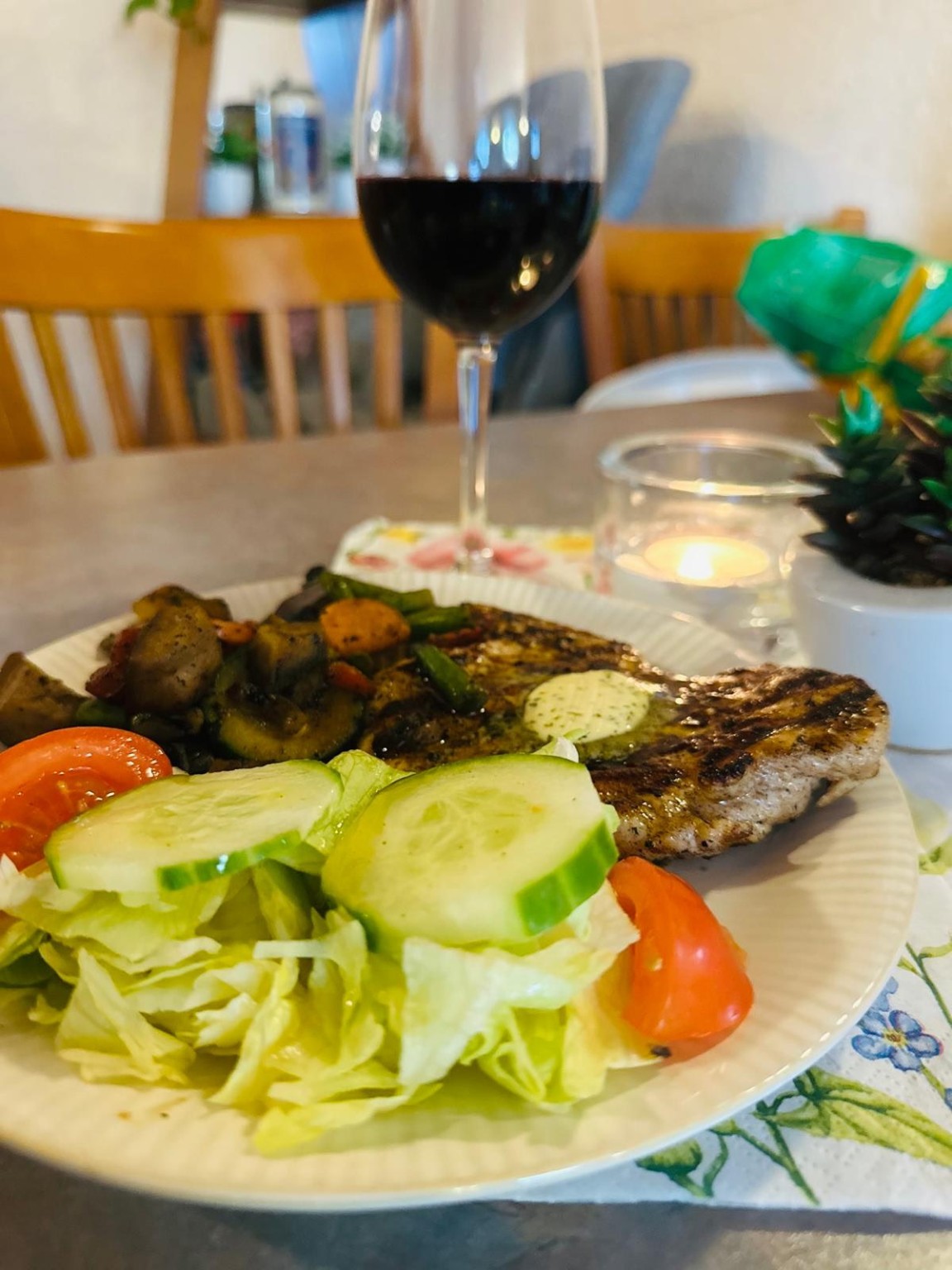 Gegrilltes Fleisch mit Kräuterbutter und Salat